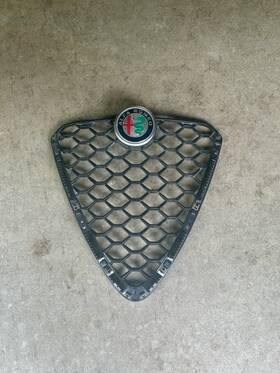 1561195853051935 Alfa Romeo 2017-2019 Giulia Oem Front Upper Grille With Emblem