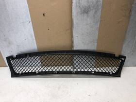 51117065469 Bmw 2004-2006 E46 Front Bumper Center Lower Grille Oem