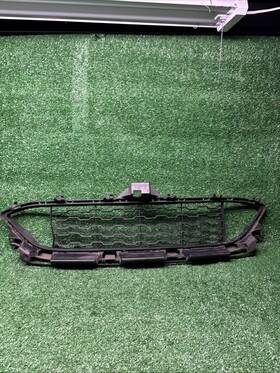 8057188 Bmw Used Oem 2014-2016 335gt Front Bumper Lower Grille Small Crack