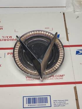 1187587 Buick 1959 Invicta Lesabre Wagon Grille Ornament Emblem With Bracket Oem Used Gm