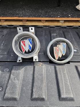 1367945 Buick 1965 Grille Emblems