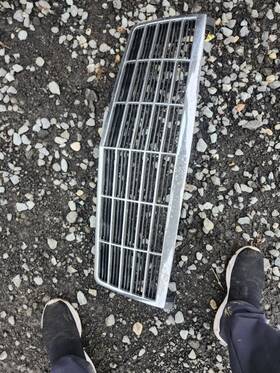 25606727 Cadillac Oem Deville 1991-1993 Front Hood Radiator Grille Damaged
