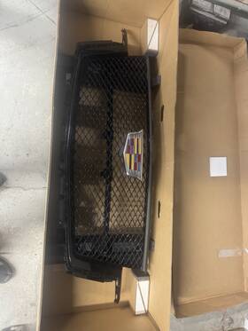 84830315 Cadillac Oem Front Grille Genuine Gm With Emblem Minor Nick