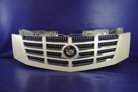 Diamond-98u Cadillac Grl-1741 07-14 Escalade Esv Ext Front Grille Emblem White Chrome Oem