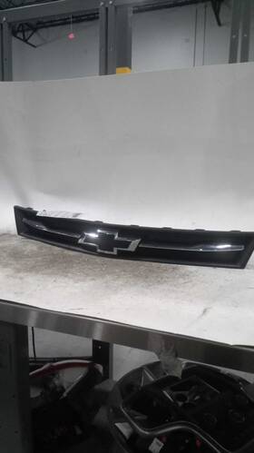 104-02829b Chevrolet Grille Upper Chrome Bar With Black Emblem Fits 18-22 Trax 430842