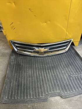 23455389 Chevrolet 2016-2022 Impala Front Upper Chrome Grille Emblem Oem