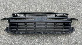 84639387 Chevrolet Used / Oem 2021-2024 Tahoe/suburban Gloss Black Grille Easy Damage