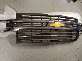 84699840 Chevrolet Oem Silverado 1500 High Country Grille Scratches