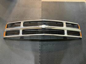 Chevrolet Eao-14909 Chrome Grille With Black Insert 94-99 Chevy C/k Pickup Suburban Tahoe Blazer Oem