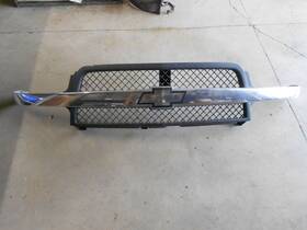 Smitley-59-11-020 Chevrolet 1999 2000 2001 2002 Silverado 1500 2500 3500 Grille