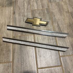 104-00117a Chevrolet Truck Original Gm 1983-1984 Chevy C10 Silverado Grille Trim Bow Tie Stainless