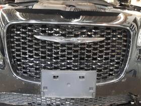 104-02654d Chrysler Oem Grille For 300 Assy Blk-text W-emblem Pitted
