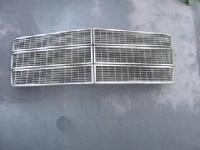 3781381 Chrysler 3781198 1975-78 Newport Front Grille #3781381