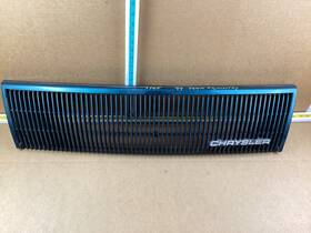 4576764 Chrysler 1991-1995 Town And Country Front Bumper Grille Oem