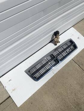 5263546 Chrysler Voyager 1992 Front Grill Grille Some Specks In Chrome See Pics