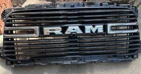 68386825af Dodge 2019-2024 Ram 2500 / 3500 4500 Big Horn Laramie Front Upper Grille Oem