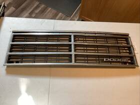 4388202 Dodge Truck 1987-90 Caravan Front Grille Oem