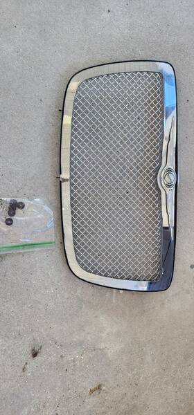 1099-0104-05d E&g Classics Metal Mesh Grille 05-10 Chrysler 300 300c Damaged