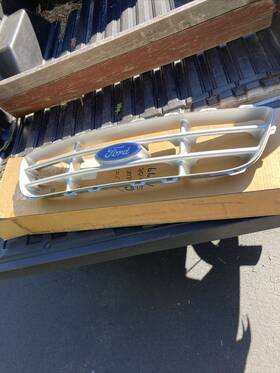 Xl34-8200 Fomoco Oem 1999-2003 Ford F150 Grill Insert With Emblem Nice