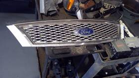 104-01861b Ford Grille Chrome Surround Fits 05-07 Five Hundred 1307055