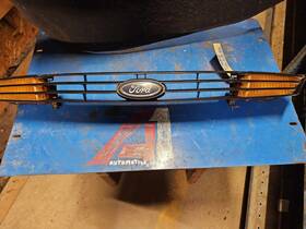 104-03128 Ford 00-04 Focus Grille With Turning Signals Lower Cvr Mounted Fog Lamps Oem