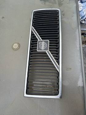 104-58239 Ford 1990 - 1993 Volvo 240 Front Upper Grille Oem