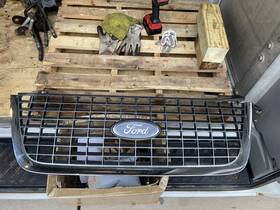 2l148200adw Ford 2003 - 2006 Expedition Front Bumper Chrome Grille With Emblem Oem