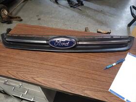 381418 Ford Used Upper Grille Fits 2013 Escape Titanium Grade A