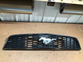 Ar33-8200-agw Ford Ar33-8150-agw Oem Genuine 2010-2012 V6 Mustang Upper Grille W Chrome Emblem