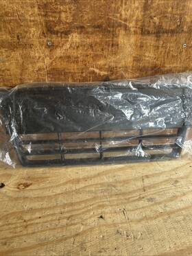 Bm5117k945efw Ford Bm5117k945e Focus Mk3 10-17 Lower Grille Centre Middle Gloss Black