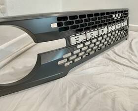 M2db-8w200-ff5yz9 Ford Oem Bronco 2021- 2025 Grille Carbonized Gray White Lettering Badlands
