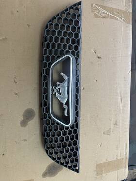 Xr3z-8200-aa Ford 99-04 Mustang New Edge Honeycomb Grille With Chrome Pony Emblem Used Oem