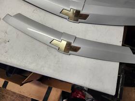 22708034 General Motors 03 04 05 Chevrolet Cavalier Front Moulding Trim With Emblem Gm Silver
