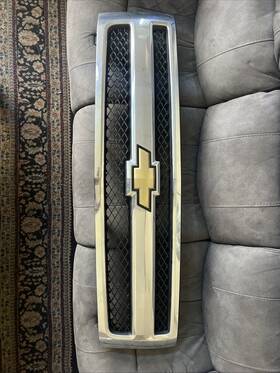 22849840 General Motors 07-13 Chevy Silverado Front Grille In Chrome With Clips And Emblem Oem