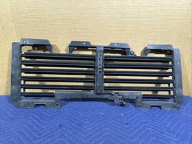 23249039 General Motors 2015 - 2020 Escalade Suburban Tahoe Yukon Front Radiator Shutter Grille Oem