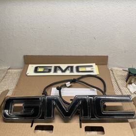 85852346 General Motors 84741563 2021-2026 Gmc Yukon / Xl Illuminated Black Grille Emblem Pkg Oe Gm