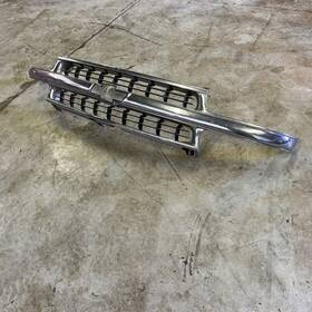88968935 General Motors Front Bumper Grille Chrome 2002 Tahoe Suburban Silverado