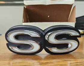 Em1303 General Motors 1970 Chevelle El Camino Super Sports Inch Ss Front Grille Emblem With Retainers Used
