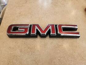 080685974 Gm Gmc Sierra 2022 2023 Grille Emblem Name Plate