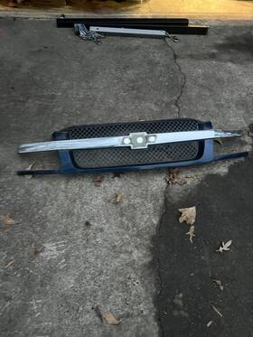 15085422 Gm Used 2002 - 2006 Chevrolet Avalanche Front Grille No Emblem Oem