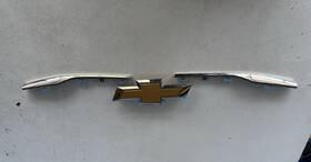 42532976 Gm 2017-2020 Chevrolet Trax Front Bumper Upper Grille Moulding Chrome With Emblem