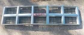 Gm C10 C20 C30 10 20 30 1981-1982 Gmc Truck Grille Chrome Used Oem Suburban Jimmy C15 K15 C25 K35 User