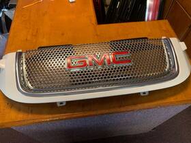 13394 Gmc 02 03 04 05 06 07 08 09 Envoy Denali Oem Gm Chrome Grille With Washers And Trim