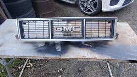 15594207 Gmc 1983-1990 S15 Jimmy Blazer Front Grille Plastic Black/chrome. Used Ad# 2802