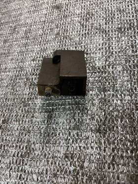 15717590 Gmc Sierra 3500 Support Bracket Front Grille 2000