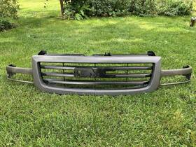 Gmc 643307275483 For 2003-07 Classic Sierra 1500 2500 Grille Text Black Insert Grey Texture Frame