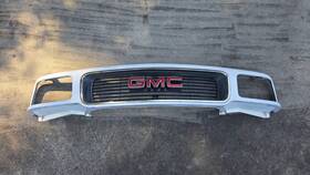 Gmc Gm1200355 1995-1997 Jimmy Envoy Oem Front Bumper Center Grille Panel White Used