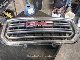 104-02698b Gmc Truck Grille Classic Style Limited Fits 16-19 Sierra 1500 Pickup 4338560