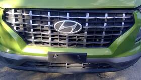 104-11732b Hyundai Grille Upper Black Chrome Bezel Rectangle Shaped Fits 20-23 Venue 355574