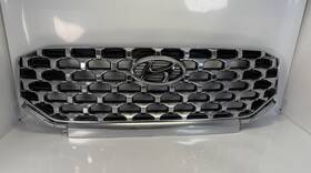 86350-s2610 Hyundai Like New 2022-2023 Santa Fe Chrome Grille With Camera Hole Oem